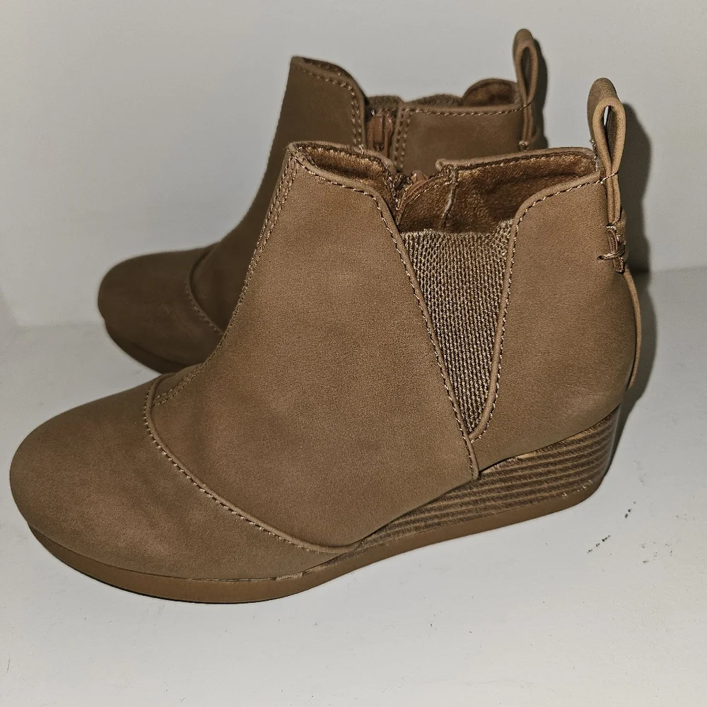 Girl’s Toms Kelsey Wedge Bootie (Sz13)